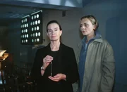 Sofia (Gudrun Gundelach, li.) hat herausbekommen, dass Mona (Anja Beatrice Dukas) sie mit einem gef&auml;lschten Fax in den Herzinfarkt getrieben hat und schw&ouml;rt Rache...