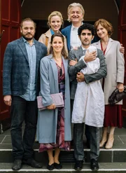 Kaum ist der kleine Linus auf der Welt, sieht sich das deutsch-iranische Rheinl&auml;nderpaar Viola (Amelie Kiefer, vorne ) und Faraz (Reza Brojerdi, vorne re.) mit kulturellen Unterschieden konfrontiert &ndash; Taufe oder Beschneidung! Hinten: Max (Denis Schmidt), Frederike Helmrich (Isabel Thierauch), Holger Helmrich (Dominic Raacke) und Beatrice Helmrich (Victoria Trauttmansdorff).