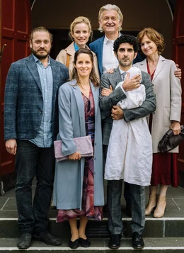 Kaum ist der kleine Linus auf der Welt, sieht sich das deutsch-iranische Rheinl&auml;nderpaar Viola (Amelie Kiefer, vorne ) und Faraz (Reza Brojerdi, vorne re.) mit kulturellen Unterschieden konfrontiert &ndash; Taufe oder Beschneidung! Hinten: Max (Denis Schmidt), Frederike Helmrich (Isabel Thierauch), Holger Helmrich (Dominic Raacke) und Beatrice Helmrich (Victoria Trauttmansdorff).