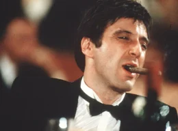 WDR Fernsehen SCARFACE - TONI, DAS NARBENGESICHT (Scarface), Spielfilm USA 1982, Regie Brian DePalma, Buch Oliver Stone, nach dem Originaldrehbuch "Scarface" (1932) von Ben Hecht, am Mittwoch (16.07.03) um 23:30 Uhr. Tony Montana (Al Pacino) hat mit skrupellosen Mitteln seinen Weg vom Leibw&auml;chter zum Boss eines lukrativen Drogen-Rings gemacht. &copy; WDR/Universal, honorarfrei - Verwendung nur im Zusammenhang mit genannter WDR-Sendung und bei Nennung "Bild: WDR" (S2). WDR-Pressestelle/Bildredaktion 0221 220 -2408 oder -4405 Fax -8471 Miami, Fr&uuml;hjahr 1980: Der Kriminelle Tony Montana fl&uuml;chtet aus Kuba in die USA. Bald schon beteiligt er sich am florierenden Drogenhandel und steigt dank seines Scharfsinns und seiner Brutalit&auml;t zum m&auml;chtigsten Drogenbaron der Stadt auf. Doch Tonys Neigung zu Gewaltausbr&uuml;chen und krankhafter Paranoia w&auml;chst ins Unermessliche, als er selbst den Drogen verf&auml;llt. Zudem macht er sich bald einen m&auml;chtigen Mann zum Feind ...