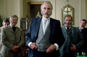 Stuart (Christopher Lee, Mi.) und die anderen Clubmitglieder setzen die Wette auf, was die Grundlage für Foggs abenteuerliche Reise bildet. Stuart (Christopher Lee, Mi.) und die anderen Clubmitglieder setzen die Wette auf, was die Grundlage für Foggs abenteuerliche Reise bildet.