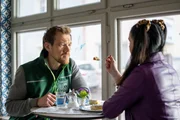 Charly (Nils Kreutinger) widersteht Tinas (Anita Eichhorn) verf&uuml;hrerischem Kuchenst&uuml;ck wegen des Wettessens mit Philipp.