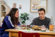 Leon (Joel Akg&uuml;n) hadert damit, dass Rana (Gonca de Haas) ihm ans Herz legt, im Job freundlicher zu sein, um Konflikte zu vermeiden.