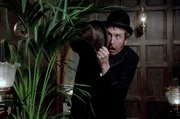 Der Diener Jean Passepartout (Eric Idle) ist loyal, pragmatisch und oft die Stimme der Vernunft im Gegensatz zu Foggs kühner Entschlossenheit. Der Diener Jean Passepartout (Eric Idle) ist loyal, pragmatisch und oft die Stimme der Vernunft im Gegensatz zu Foggs kühner Entschlossenheit.