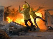 Eine Bombenexplosion rei&szlig;t mehrere Feuerwehrleute in den Tod.