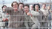 Auf dem Hof wird die Ankunft der Aidsinfizierten Tina lautstark kommentiert. V.li.n.re.:Mona (Anja Beatrice Dukas), Conny (Kristin Lenhardt), Melanie (Sigrid M. Schn&uuml;ckel), Jule (Anke R&auml;hm), Jeanette (Christine Schubert) und Ilse Christiane Reiff).