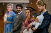 Die Taufzeremonie beginnt, v.li.: Frederike (Isabel Thierauch), Faraz (Reza Brojerdi), Viola (Amelie Kiefer) und der Taufpate (Andreas J&uuml;rgens) mit Baby Linus (Hilma Kiefer)