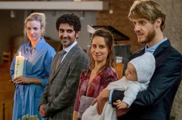Die Taufzeremonie beginnt, v.li.: Frederike (Isabel Thierauch), Faraz (Reza Brojerdi), Viola (Amelie Kiefer) und der Taufpate (Andreas J&uuml;rgens) mit Baby Linus (Hilma Kiefer)