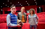 Lennard (Riccardo Campione, l.) hat die Hauptrolle in dem Musical "Das Wunder von Bern" ergattert. Obwohl er wei&szlig;, dass sein Vater im Gef&auml;ngnis sitzt, behauptet er gegen&uuml;ber Nina Sieveking (Wanda Perdelwitz, M.) und Harry M&ouml;ller (Maria Ketikidou, r.), dass sein Vater tot ist.