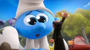 Gargamel versucht den riesig gewordenen Baby Schlumpf mit einer Flasche Milch zu beruhigen.