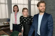 Matilda (Anna-Katharina Fecher, l.), Johanna (Charlott Reschke) und Julian (Onno Bu&szlig;) sind von den Nachrichten entsetzt.