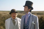 Phileas Fogg (Pierce Brosnan, re.) und Detektiv Wilbur Fix (Peter Ustinov, li.) stehen neben den Bahngleisen vor einem Problem.