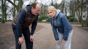 Markus Gellert (Herbert Knaup, l.) und Isa von Brede (Sabine Postel, r.) geben das Joggen schnell auf.