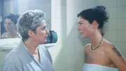 Im Waschraum kommt es zwischen Uschi (Barbara Freier, li.) und Jule (Anke R&auml;hm) zum Streit.