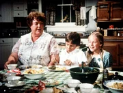 Rose (Peggy Rea, l.) hat mit ihren Enkelkindern Jeffrey (Keith Mitchell, M.) und Serena (Martha Nix, r.) so ihre Mühe. Rose (Peggy Rea, l.) hat mit ihren Enkelkindern Jeffrey (Keith Mitchell, M.) und Serena (Martha Nix, r.) so ihre Mühe.