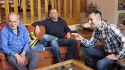 Wagdi (li.), Sohn Tarek und Tr&ouml;delprofi Mauro Corradino (re.)