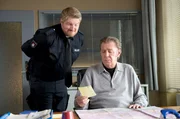 Die "Repsold", das Wohnschiff von Dirk Matthies (Jan Fedder, r.) ist verschwunden. Hannes Krabbe (Marc Zwinz, l.) hat die Adresse von Horst Boje herausgefunden, der das Schiff unbedingt kaufen wollte.
