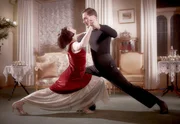 Miss Fisher (Essie Davis) tanzt mit Sasha De Lisse (Kristof Piechocki).