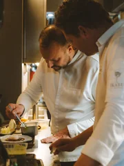 Die Köche Martin Klein (r.) und David Toutain kochen gemeinsam im Restaurant David Toutain in Paris, Frankreich, am 29. April 2026. Die Köche Martin Klein (r.) und David Toutain kochen gemeinsam im Restaurant David Toutain in Paris, Frankreich, am 29. April 2026.