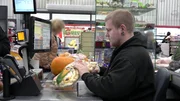 Jean hat sein Leben derzeit gut im Griff: Seine Arbeit im G&uuml;d&uuml;k-Markt macht ihm Spa&szlig; und auch sein F&uuml;hrerschein r&uuml;ckt n&auml;her.