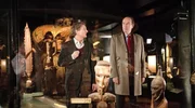 Markus Gellert (Herbert Knaup, r.) bespricht sich mit seinem Mandanten Hermann Kienzle (J&ouml;rn Hentschel, l.) an dessen Arbeitsplatz im Museum.