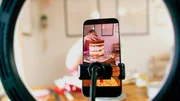 Das Handy von Johanna Glöckner filmt das Tortenverzieren. Das Handy von Johanna Glöckner filmt das Tortenverzieren.