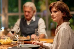 Violas Eltern Holger Helmrich (Dominic Raacke) und Beatrice Helmrich (Victoria Trauttmansdorff) erwarten, dass Linus getauft wird.