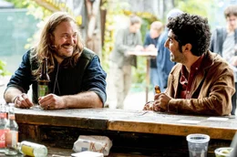 Faraz (Reza Brojerdi, re.) feiert mit Max (Denis Schmidt).