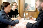 Fabian (Tom Schilling, li.) und Cornelia (Saskia Rosendahl) sitzen in ihrem Stammlokal, wo sich der arbeitslose Ray (Thomas Reimann, re.) zu ihnen gesellt. Auch das Paar muss sich bald &uuml;berlegen, wie es zu Geld kommt.