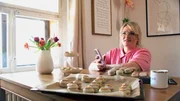Johanna Glöckner fotografiert gerade gebackene Macarons für ihren Instagram-Account mrs.bellringers. Johanna Glöckner fotografiert gerade gebackene Macarons für ihren Instagram-Account mrs.bellringers.