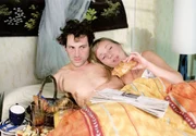 David (Jost Pieper) und Daniela (Corinna A. Horn) haben eine leidenschaftliche Nacht miteinander verbracht. Doch David f&uuml;hlt sich am n&auml;chsten Morgen nicht wohl in seiner Haut...