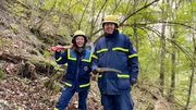 Till vom Technischen Hilfswerk fordert Marina zur Challenge heraus: Axt gegen Säge! Till vom Technischen Hilfswerk fordert Marina zur Challenge heraus: Axt gegen Säge!
