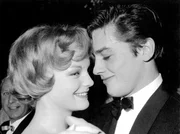 Alain Delon (r.) mit der österreichischen Schauspielerin Romy Schneider 1959 beim Münchner Filmball in München, Deutschland. Alain Delon (r.) mit der österreichischen Schauspielerin Romy Schneider 1959 beim Münchner Filmball in München, Deutschland.