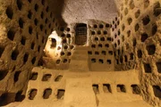 Unter der Stadt Orvieto verbirgt sich eine unerwartete Welt aus Tunneln, H&ouml;hlen und unterirdischen Hohlr&auml;umen. Diese Kette aus 440 H&ouml;hlen wird seit Jahrtausenden von den Einheimischen f&uuml;r verschiedene Zwecke genutzt, darunter als Luftschutzbunker im Zweiten Weltkrieg, K&uuml;hlr&auml;ume, Weinkeller, Brunnen und Taubennischen.