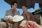 Phileas Fogg (Pierce Brosnan) und Prinzessin Aouda (Julia Nickson) reiten gemeinsam auf einem Elefanten. Phileas Fogg (Pierce Brosnan) und Prinzessin Aouda (Julia Nickson) reiten gemeinsam auf einem Elefanten.