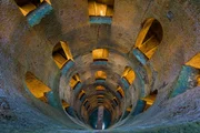 Das Innere des Pozzo di San Patrizio, eines historischen Renaissance-Brunnens, der von Sangallo in Orvieto, einer mittelalterlichen Stadt in Umbrien, Italien, erbaut wurde.