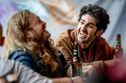 Faraz (Reza Brojerdi, re.) feiert mit Max (Denis Schmidt).