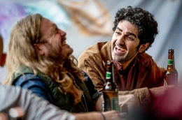 Faraz (Reza Brojerdi, re.) feiert mit Max (Denis Schmidt).