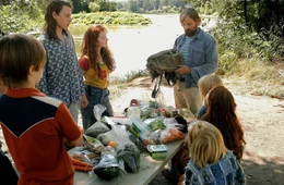 L-R: Rellian (Nicholas Hamilton, vorne), Bo (George MacKay), Vespyr (Annalise Basso), Ben (Viggo Mortensen), Zaja (Shree Crooks), Kielyr (Samantha Isler), Nai (Charlie Shotwell, vorne)