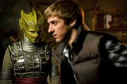 Alaya (Neve McIntosh) und Rory (Arthur Darvill, r)