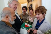 Viola (Amelie Kiefer) und Faraz (Reza Brojerdi) beim Kennenlernen der Eltern Masud (Ramin Yazdani, li.), Holger (Dominic Raacke, 2.v.li.) und Beatrice (Victoria Trauttmansdorff, re.).
