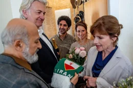 Viola (Amelie Kiefer) und Faraz (Reza Brojerdi) beim Kennenlernen der Eltern Masud (Ramin Yazdani, li.), Holger (Dominic Raacke, 2.v.li.) und Beatrice (Victoria Trauttmansdorff, re.).