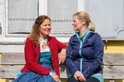 Annalena (Heidrun G&auml;rtner, links) und Vera (Sybille Waury, rechts) stellen fest, dass sie gar nicht wissen, f&uuml;r wen sie sich bei der Verliebtheitswahl entscheiden sollen.
