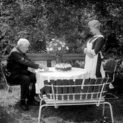 Der alte Richter - Der Geburtstag. Im Bild: Paul Hörbiger, Gusti Wolf. Der alte Richter - Der Geburtstag. Im Bild: Paul Hörbiger, Gusti Wolf.