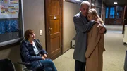 Simone (Caroline Redl, rechts) wird von ihrem Ex-Mann (John Keogh) entlastet. Karin Lossow (Katrin Sass, links) beobachtet die Szene. Simone (Caroline Redl, rechts) wird von ihrem Ex-Mann (John Keogh) entlastet. Karin Lossow (Katrin Sass, links) beobachtet die Szene.