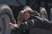 Geflohen aus ihrer Wohnsiedlung, die eigentlich ein Klonlager ist, haben Lincoln (Ewan McGregor, r.) und Jordan (Scarlett Johansson, l.) nur ein Ziel: am Leben bleiben!
