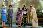 Der Pfarrer (Waldemar Hooge) beginnt mit der Taufzeremonie, doch Viola (Amelie Kiefer) geht dazwischen. Frederike (Isabel Thierauch), Faraz (Reza Brojerdi, 2.v.l.) und der Taufpate (Andreas J&uuml;rgens) mit Linus auf dem Arm sind &uuml;berrascht.