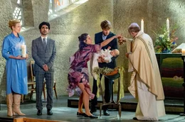 Der Pfarrer (Waldemar Hooge) beginnt mit der Taufzeremonie, doch Viola (Amelie Kiefer) geht dazwischen. Frederike (Isabel Thierauch), Faraz (Reza Brojerdi, 2.v.l.) und der Taufpate (Andreas J&uuml;rgens) mit Linus auf dem Arm sind &uuml;berrascht.
