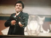 Tony Montana (Al Pacino) killt seinen Boss Lopez und ebnet sich den Weg nach oben.