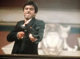 Tony Montana (Al Pacino) killt seinen Boss Lopez und ebnet sich den Weg nach oben.